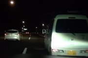 追い越し車線に出てきた軽バンに尻ピタ＋クラクション＆拡声器で威嚇するドラレコが人気に。