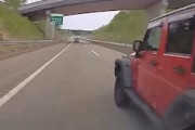 【動画】GWの上信越道でジープに当て逃げされてしまうドラレコ。
