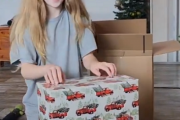 【動画】クリスマスプレゼントを貰った少女、僅か数秒後に不幸のどん底に転落