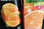 海外産オレンジジュース「1Lです。喉に沁みる濃さです。オレンジ100%です。」日本のオレンジジュース「水っぽいです。900mlしか入ってません。りんごが混じってます。」