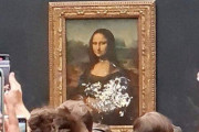 【動画】ルーブル美術館のモナリザ、クリーム菓子なげられる　高齢女性のコスプレした来館者の男逮捕