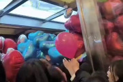 【悲報】中国、無料配布の風船に客が殺到→大爆発してパニックに
