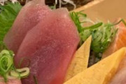 外国人「僕が日本で食べた8ドルの刺身がこれ！」