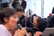 【動画】持ち逃げ遺書子の長〜い質問タイム、ようやく終わると思った瞬間に「あと2つだけ」と更に質問が続き、近くにいた記者がガックリとうなだれるｗｗｗｗｗ