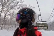 【注意喚起】訪日中国人客2人がリフトの真下で会話 → 後頭部直撃　ヘルメット着用者は軽傷、ノーヘルは脳震とう　安比高原スキー場