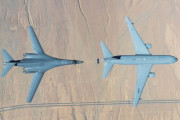 大型機同士が接近、空中給油機KC-46ペガサスから戦略爆撃機B-1Bランサーに空中給油試験！