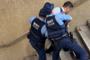 【悲報】警官二人、たった一人に対し弱すぎて炎上！ 👮「110番してッ！」