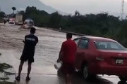 【動画】67歳男性、洪水で川になった道路に挑んで命を失ってしまう。