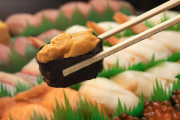 回転寿司でウニの握りを食べたんだけど、よく見る軍艦巻きじゃなくて海苔がない握りだった。一ロ食べたら衝撃だった…