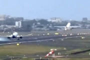 【動画】ムンバイ空港で2機のエアバスA320の離陸と着陸が被ってしまうアクシデント。