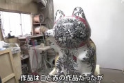 【悲報】芸術家さん、施設に展示していたネコのオブジェを勝手に魔改造されてしまう