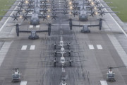 在日米軍横田基地の滑走路に所属航空機がズラリ、エレファントウォークを実施！