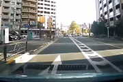 【危険】お坊さん、強引な右折をした車に説法をくらわせてしまう