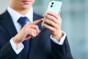 【謎】日本の40〜50代の「スマホ左手持ち」率、異常すぎるｗｗｗｗｗ