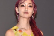 剛力彩芽、超ド派手なピンクへアで登場　笑顔で「ちょっとグレてます」