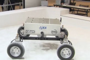 宇宙探査機「月面ローバ（試作機）」を初公開、タイヤが沈まない…日産自動車がJAXAと共同研究！