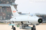 中国空軍基地でJ-7戦闘機やJ-10戦闘機が空へ舞い上がる！