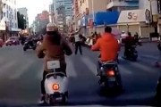 【動画】スクーターの女性が狙われた中国のちょっと驚く事故。犯人は射殺。