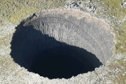 【ﾋｴｯ】シベリアのツンドラ地帯に深さ30m、幅20mの巨大クレーターが突如出現。2013年以来複数発見されるも原因はっきりせず