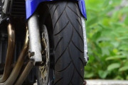 バイクで信号止まる時たまにタイヤロックすんだけど