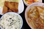 ワイ「ラーメン、チャーハン、唐揚げ、餃子、一度は全部たべてみたいなぁ」神「ほいよｗ」