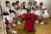 カープ羽月がアイドルの推し活！ふるっぱーのライブで記念撮影「緊張しすぎて喋れんかった」【FRUITS ZIPPER】