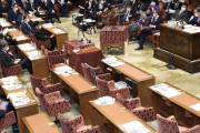 立憲民主党などの野党が衆院予算委員会を途中退席した影響で、予定していた天皇陛下への内奏が１時間遅れていた