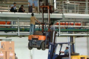 【悲報】工場作業員さん「クソッ、これフォークじゃ届かんやんけ…せや！」