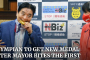 海外「本物か確かめようとしたのかな！？」市長が噛んだ金メダルを交換…東京五輪後の珍事が話題に