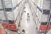 【動画】倉庫作業の大事故。巨大なラックが崩壊しスタッフが生き埋めに。