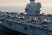 英海軍空母「クイーンエリザベス」の飛行甲板にF-35Bステルス戦闘機がズラリ…最大規模の運用訓練！