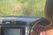【悲報】女さんが運転する車、ガチでヤバすぎる。アトラクションみたいで草ｗｗｗｗ