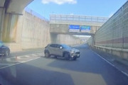 【滋賀】これは避けられん。側道からUターン逆走してきた車と衝突してしまうドラレコ。