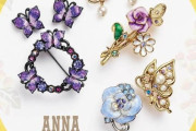 ANNA SUI…「ビジューを飾った蝶&バラの花のピアスやブローチ」 バラに蝶に紫ベースだとついつい 羽生結弦 を思い浮かべてしまう…元々ブランド自体がそういうデザイン多い気もするし偶然なののだろうか！？