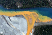 北極圏にある米アラスカの川がオレンジに変色、温暖化で永久凍土の鉱物流出か！