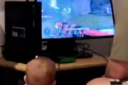 【画像】ゲーム中のパパに赤ちゃんが近づいて容赦なく電源を切ってしまう姿がヤバいｗｗｗ