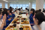 【悲報】女子校のビュッフェ給食でボッチ飯を食う女子が発見される