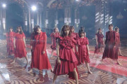 会場にマッチした赤衣装で迫力パフォーマンス！櫻坂46『流れ弾』披露【2021 FNS歌謡祭】