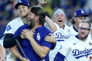【朗報】ドジャースレジェンドのカーショウさん、大谷に抱きつかれて乙女になる