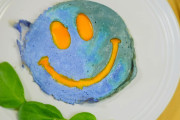海外「バターフライピーの青が美しい」ニコちゃんマークな地球卵焼きの作り方