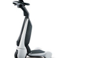 歩行者と並走できる　立ち乗り型の小型EV「トヨタC＋walk T」発売　