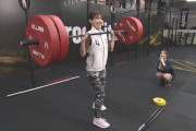 【画像】女子アナさん、120㎏のバーベルを軽々と持ち上げてしまう…