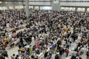 【悲報】コミケ会場、激臭で気絶する人も→運営「お願いだからお風呂に入ってきて！」