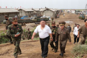 金正恩委員長が庶民派スタイルで水害復旧現場を視察…「軍部隊が奇跡」と評価！