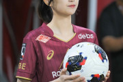 五百城茉央さん、小顔過ぎてサッカーボールがばかデカく見えると話題