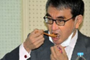 河野太郎大臣「コオロギおいしかった」乾燥コオロギのミックスナッツあえを試食