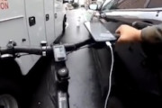 自転車レーンに駐車した車にゴリゴリ当てながら進む自転車乗りが強いｗｗｗ