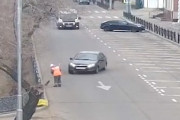 【動画】73歳の道路清掃員を狙ったようにはねる車(@_@;)