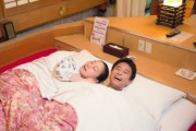 【画像】ダウンタウン浜田雅功さん、年下美女とホテルの「船型ベッド」で添い寝する写真が流出…