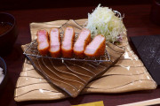 【画像】なんJ民、このレベルのとんかつ定食(1000円)を認めない